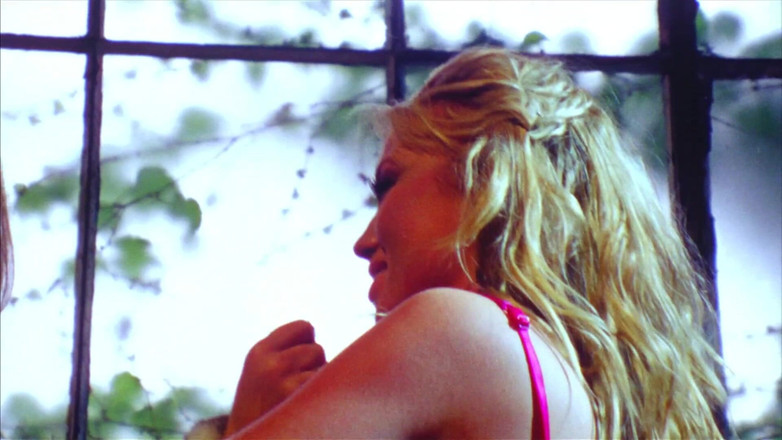 I kissed a girl and I liked it: Lesbianas calientes con tacones altos se chupan