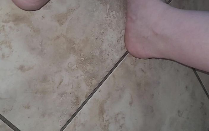 On cloud 69: Blote voeten rondlopen in de keuken