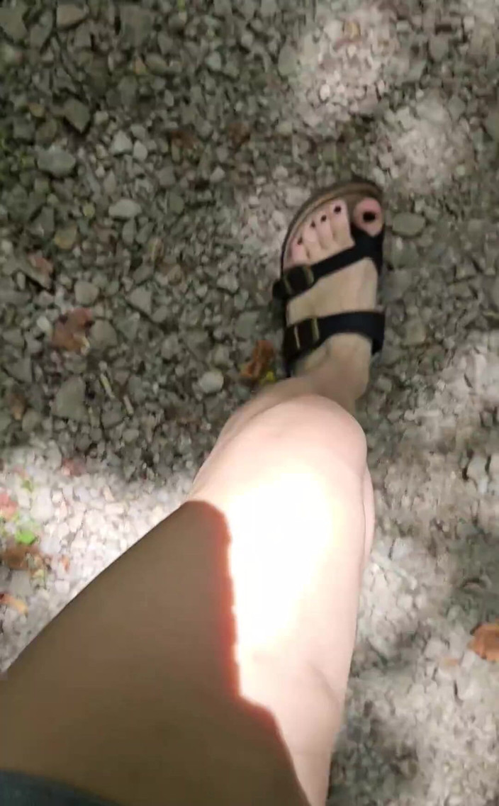 Raven Willow: Nech mě třít ti tyto zpocené nohy po tváři poté,...