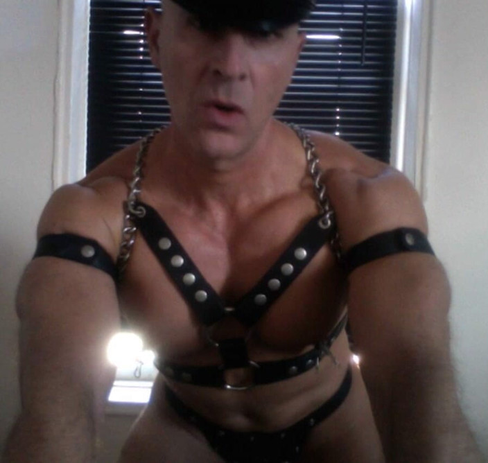 LeatherandMuscles: Gayleatherman prend son pied