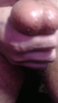Je branle ma grosse bite. Un mec très excité
