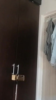 Amateur vrouw danst thuis naakt. Amateur vrouw heeft plezier bij het passen en snijden van ze.