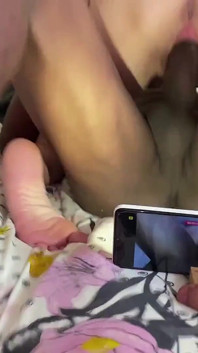 Manžel sdílí manželku s velkým černým pérem Dotázal se mě, jestli mám orgasmus na koni na velkém černém péru, odmítl jsem, že šuká moji kundičku naplněnou mrdkou