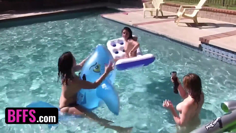 BFFS: Bffs - keisha Grey aur bikni men uski sharaarti garlaphrend pool...