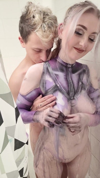 Nina williams rimozione della vernice per il corpo e scopata in doccia