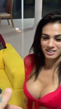 Jovem Pauzuda Dando O Cuzinho No Estudio De Tatuagem