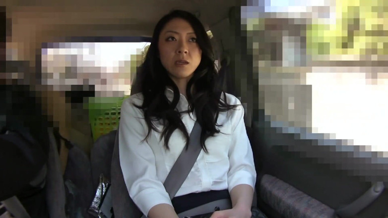 Asian Mature Climax: アジアのブルネットは車の中で自慰行為をしています