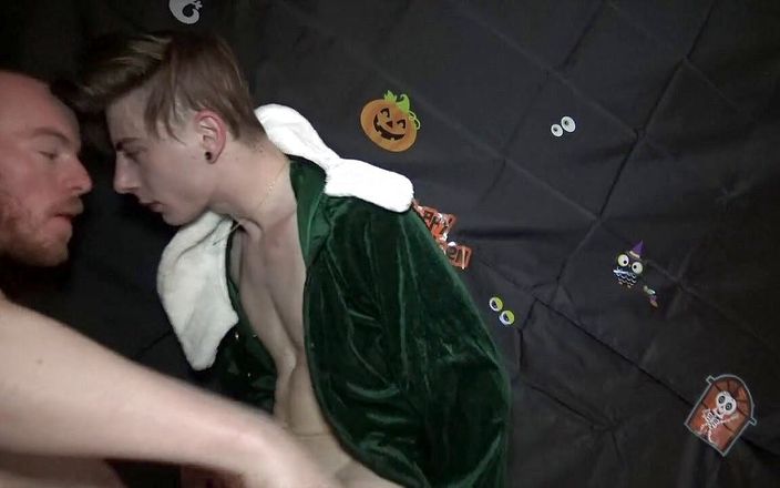 Gaybareback: Jerome James zerżnięty oklep przez Romy Toon na Halloween
