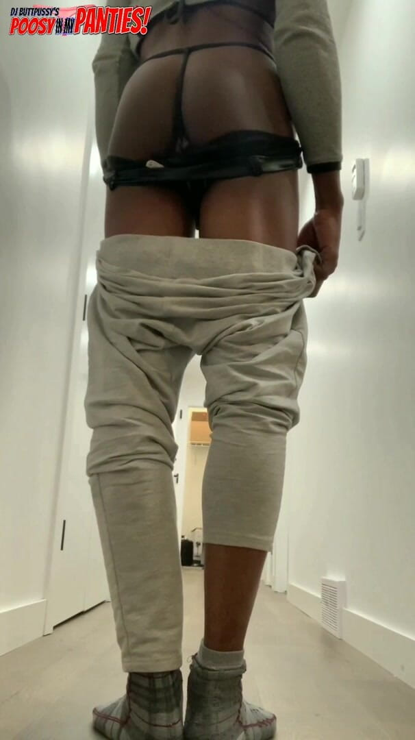 Ass Monkey: G-string hapishane çocuğu büyük göt deliğini parmaklıyor ve göt deliğini dudaklarını...