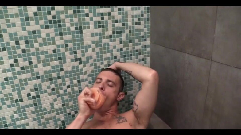 Trenton Ducati: James Ryder wpycha gigantycznego dildo w tyłek pod prysznicem