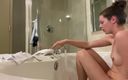 Nadia Foxx: Готельна ванна/джакузі, оргазм від тиску води (кричить!)