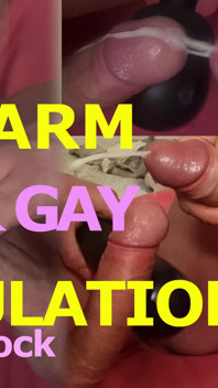 Ejaculare caldă pe pulă oferă un orgasm homosexual băiatului