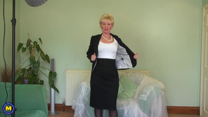 Mature Solo NL: Perfect mature in sexy lingerie rubs her twat