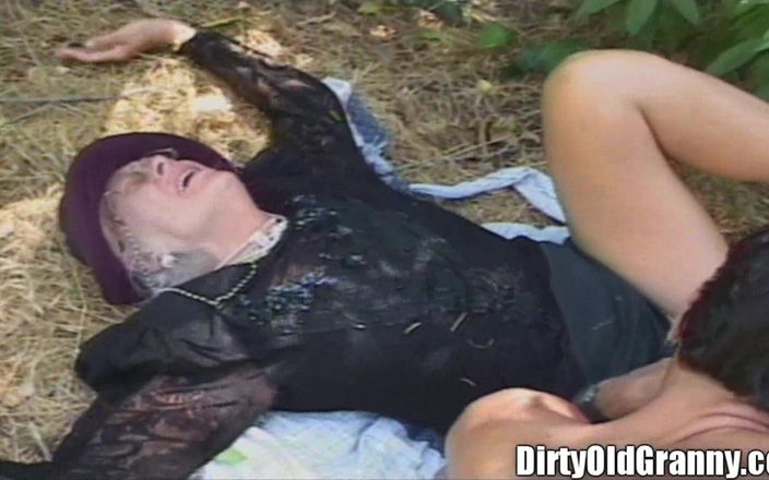 Dirty Old Granny: Nonna scopata nel parco Sborra bocca geezer nonna puttana cagna!