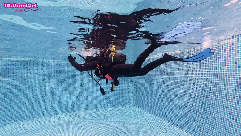 UKCuteGirl Lucy Lauren: Mặt nạ cổ điển &amp; 8mm wetsuit dưới nước scuba bliss