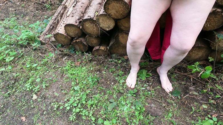 Bouncy Tits Action: Coño, culo y tetas golpeando en el camino del bosque