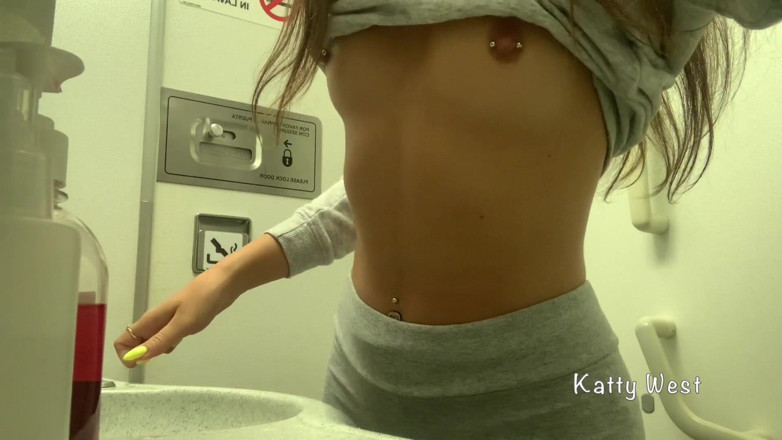 Katty West: Risicovolle masturbatie in het toilet van een vliegtuig. Bijna betrapt...