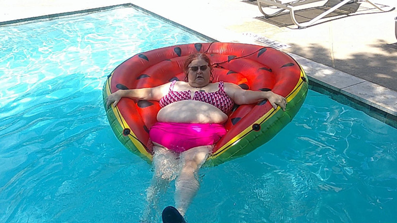 BBW nurse Vicki adventures with friends: Scurt videoclip cu asistenta mare și frumoasă Vicki plutind pe pepenele...