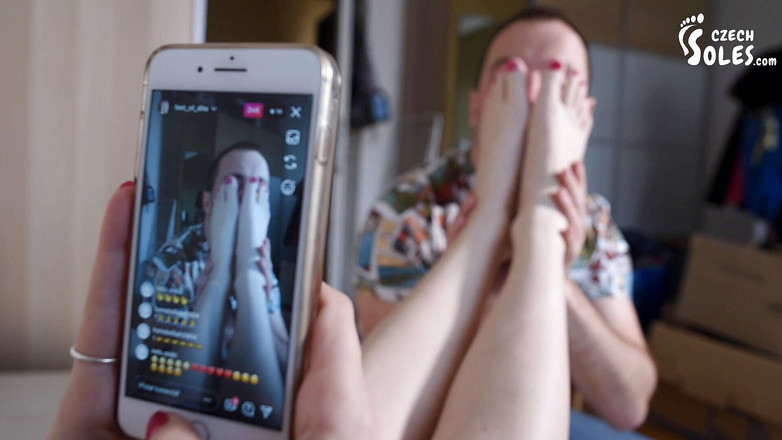 Czech Soles - foot fetish content: Voetfetisj youtuber online haar footboy in het geheim streaming