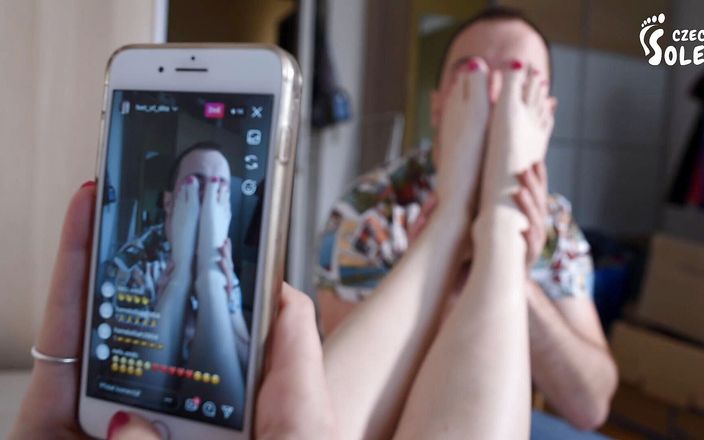 Czech Soles - foot fetish content: Youtuber cu fetiș cu picioare în direct online, în secret, pe băiatul...