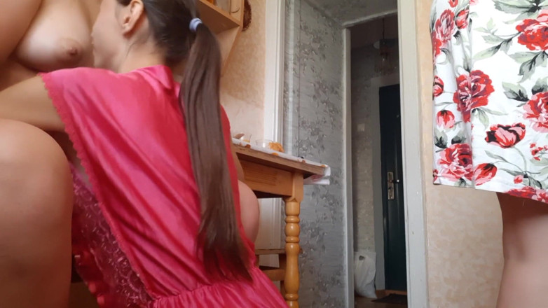 Lesbian-illusion: Fodida com uma garota enquanto a governanta estava se preparando