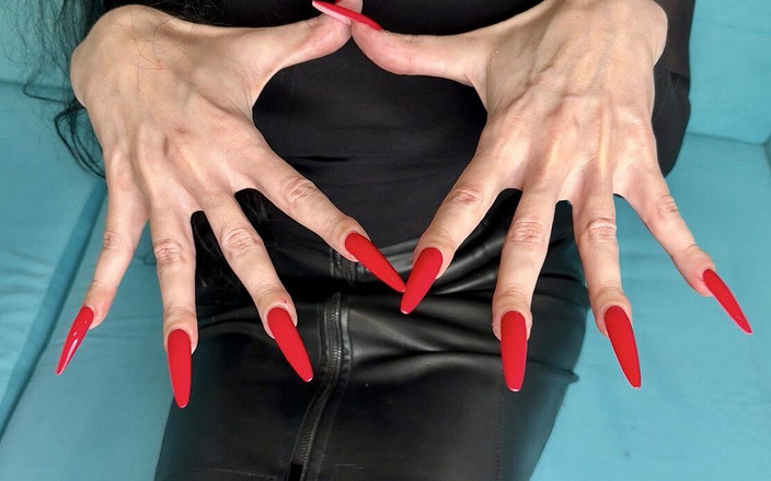 Julia domaina: Unghie lunghe rosse brillante, dita lunghe, crema sulle dita, palme...