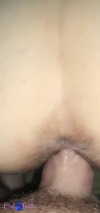 Femme distraite sur le lit