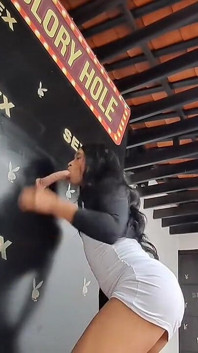 Trans dívka z Glory Hole kouří péro skrz dutinu slávy a je šukána