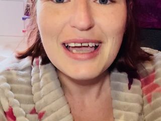 MistressWriggler: La première pisse de la journée de maman fournit une énorme...