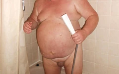 Il nonno fa pipì davanti alla doccia