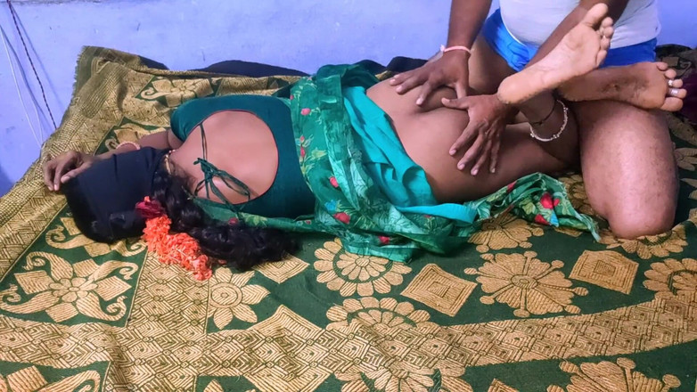 Desihotcouple: Hintli ev hanımı domaltarak sikişiyor