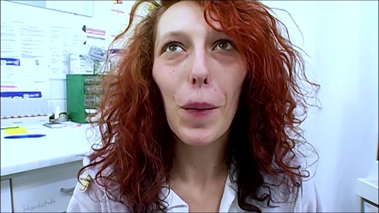Klink by sextermedia: Rudowłosa MILF masturbuje się w Dr. Dirty