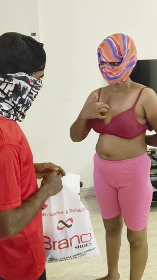 Thesana: Il ragazzo che assistente sarto misura e scopa la moglie...