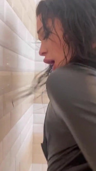 Duș obraznic cu Bellucci