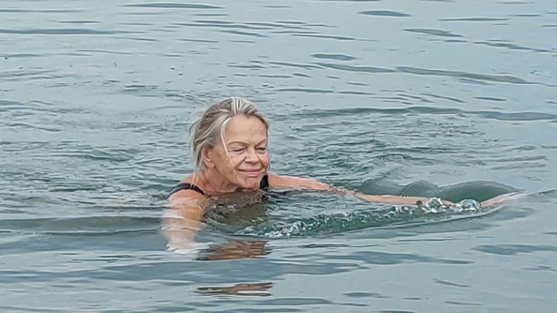 martinawest: La Nonna Va a Nuotare Con Un Costume Sexy!