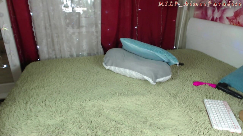 AimeeParadise: Urocza dojrzała suka pozuje i pali w futrze