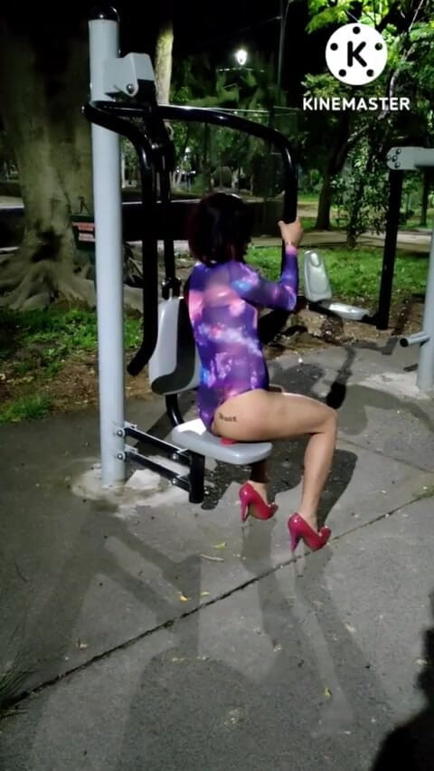 Traviezisha: Banci berolahraga (lubang pantatnya) di gym taman umum (dengan dildo) lalu disetubuhi...