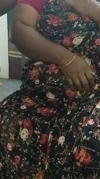 Soție tamil casnică frumoasă mătușă cu țâțe mari foarte sexy mătușă foarte fierbinte se fute în pat