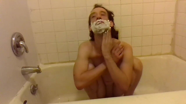 LilTaste: Gesicht rasieren, hocken in einer badewanne