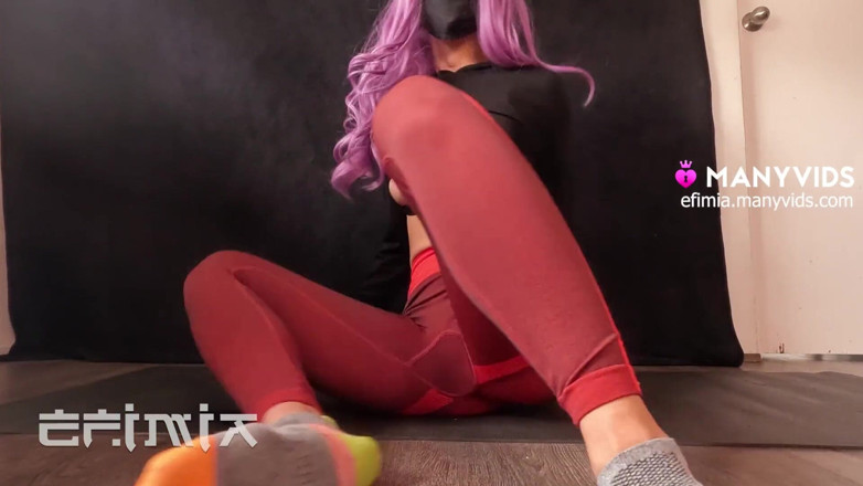 Efimia: Wtf tan mojado !! Chica de yoga folla goteando coño apretado...