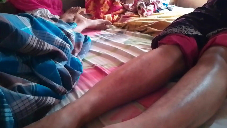 LEGSCOUPLE12: भारतीय गांव की लड़की अपने दोस्त के की पैरों से मालिश करती है और उसे खुश करने के लिए उसे रगड़ती है