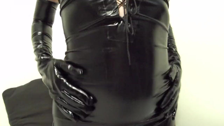 Leather Addict: POV neukpartij en poesje creampie in sexy latex jurk en...