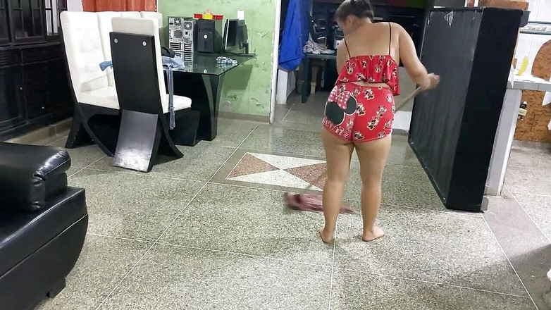 Joraul: Ben temizlik yaparken üvey babam geliyor ve üvey annem gelmeden önce yorgunluğundan kurtulmak...