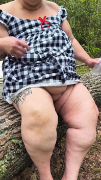 Versautes mädchen flasche pumpt muschi für papi im wald Squirting so gut