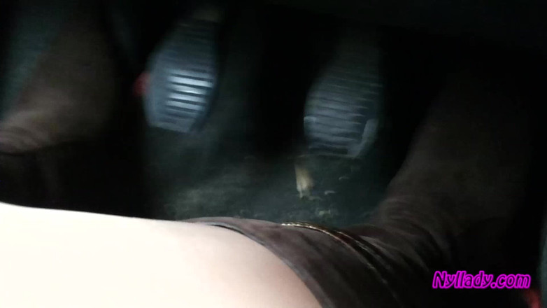 Nyllady: Nyllady kör sin röda punto i högklackade stövlar