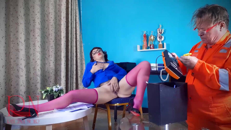 Regina Noir: Kantoor papiersnijder volledige video