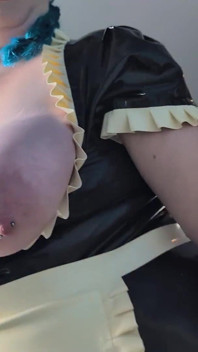Taquiné par une soubrette en latex - fille solo