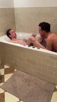 Felipe Quintana baise Ethan Duarte dans la baignoire