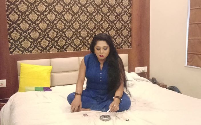 Hot Indian MILF: Сексуальная индийская горячая милфа позволяет другу играть с ее огромными сиськами и мокрой киской