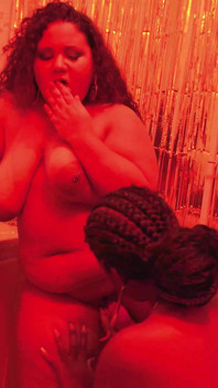 Saya terangsang pada rakan saya dan menghisap BBW-nya di bilik mandi [kamera 1]